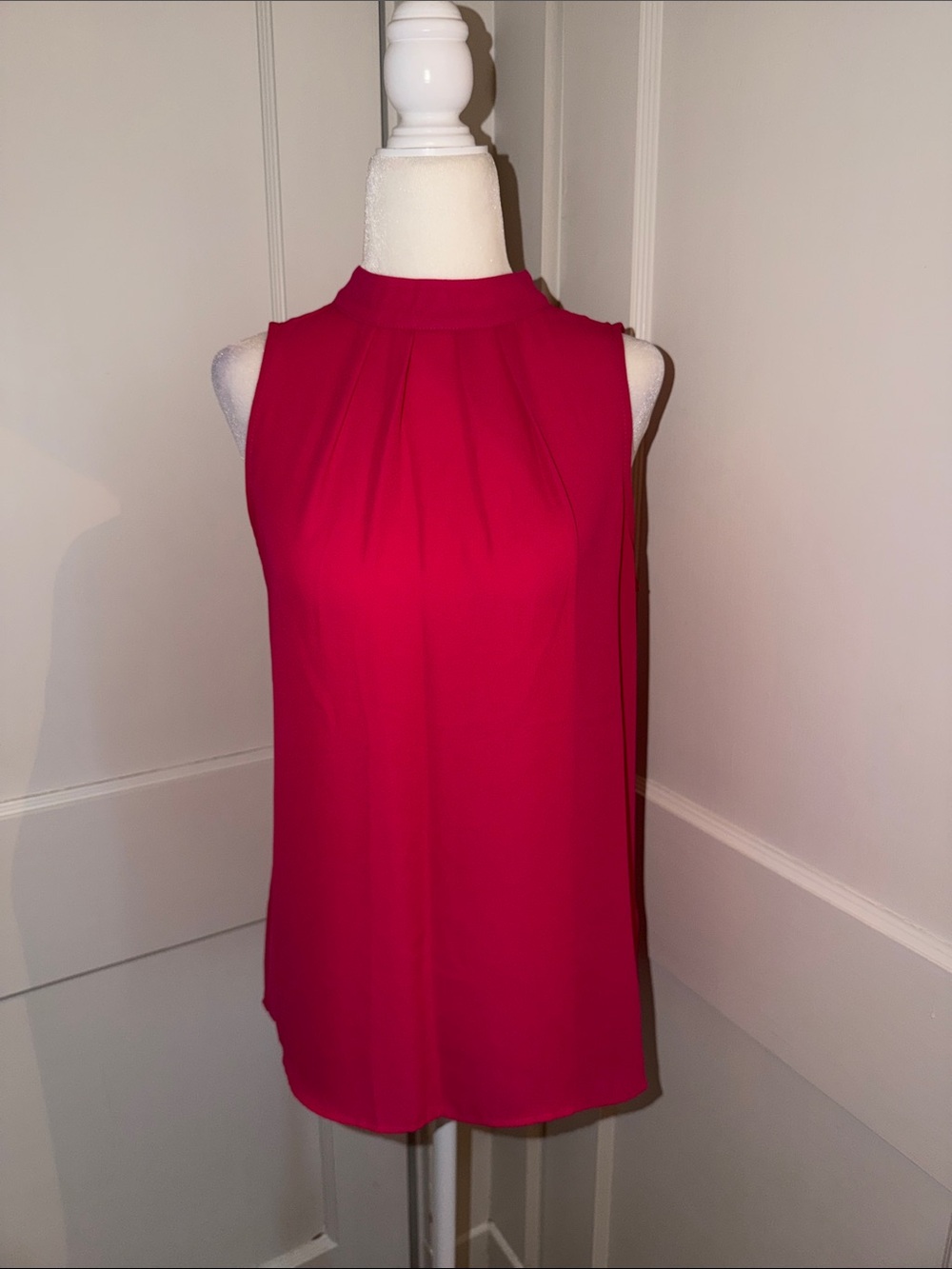 Women’s Berry Fuchsia Sleeveless Mock-Neck Flowy Camisole Small